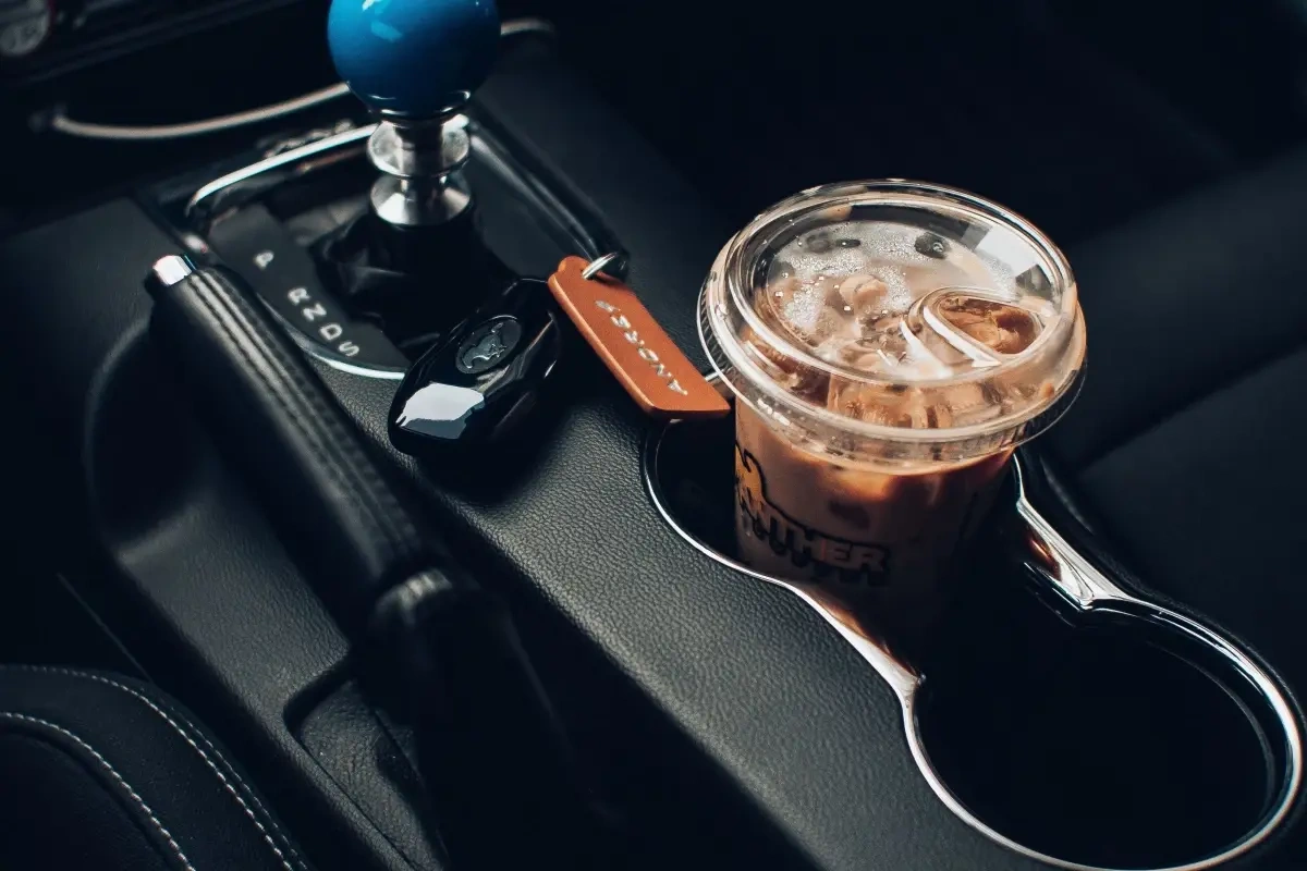 På langfart i bilen? Her er 5 tips til at holde dig vågen bag rattet